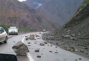 رانش کوه موجب مسدود شدن یک لاین از محور سوادکوه شد