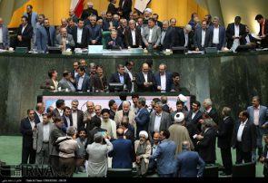 عکس یادگاری نمایندگان مجلس دهم در پایان آخرین جلسه علنی