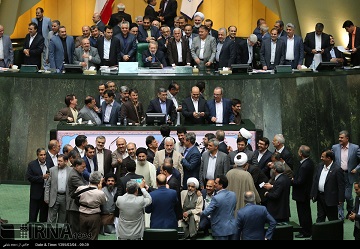 عکس یادگاری نمایندگان مجلس دهم در پایان آخرین جلسه علنی