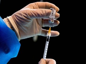 چه کسانی دُز سوم واکسن کرونا را تزریق کنند و در چه زمانی باید اقدام کنند؟