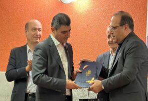 تکریم سرپرست سابق شبکه بهداشت شهرستان قدس با حضور رئیس دانشگاه علوم پزشکی ایران تکریم سرپرست سابق شبکه بهداشت شهرستان قدس با حضور رئیس دانشگاه علوم پزشکی ایران