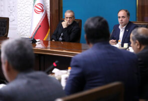 با هر تخلف، سوءاستفاده یا اخلال در تأمین و توزیع کالاهای اساسی قاطعانه برخورد میشود با هر تخلف، سوءاستفاده یا اخلال در تأمین و توزیع کالاهای اساسی قاطعانه برخورد میشود